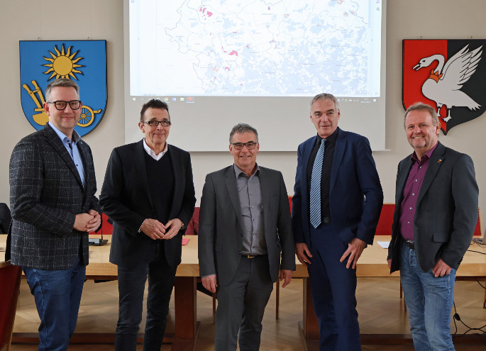 Auf dem Bild v. L.: Landrat Ingo Brohl, Bürgermeister Prof. Dr. Christoph Landscheidt, Stadt Kamp-Lintfort, Bürgermeister Dietmar Heyde, Stadt Rheinberg, Bürgermeister Ralf Köpke, Stadt Neukirchen-Vluyn und Bürgermeister Thomas Ahls, Gemeinde Alpen