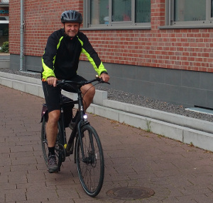 Bürgermeister Thomas Ahls mit Fahrrad
