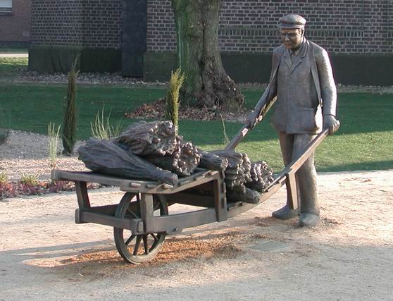 männliche Bronzefigur mit Schubkarre mit Reisigbesen 