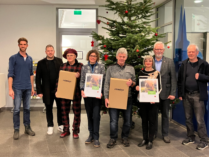 Die Gewinner*innen des diesjährigen Klimaschutzpreises in Alpen dürfen sich über finanzielle Unterstützung freuen. Stv. Bürgermeister Kurt Verhülsdonk (zweiter von rechts.) und Nils Rudolph (zweiter von links), Westenergie-Kommunalmanager, gratulierten den Gewinner*innen zu ihrer Prämierung. (Foto: Westenergie AG)