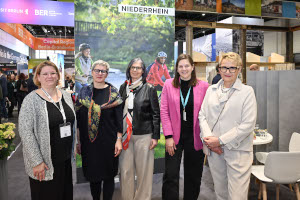 BU: Der Niederrhein Tourismus (NT) präsentierte sich am NRW-Stand auf der ITB. Das Foto zeigt: (v.l.) Nina Jörgens (NT), Silke Krebs, Staatssekretärin im NRW-Ministerium für Wirtschaft, Industrie, Klimaschutz und Energie, Martina Baumgärtner (NT), Alexandra Fuchs (Neuss Marketing) und Dr. Heike Döll-König (Tourismus NRW). Foto: Tourismus NRW e.V. / Bildschön