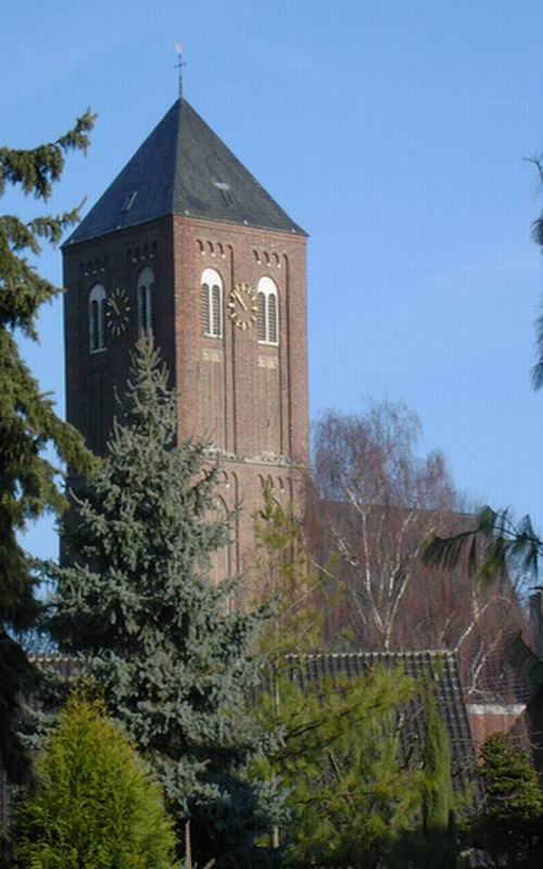 Blick auf Turm der Veener Kirche aus Richtung Sportplatz
