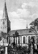 Seitenansicht der Katholischen Kirche - Kirchturm und Langhaus