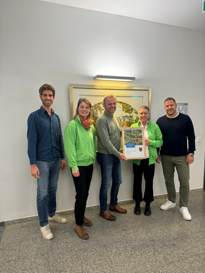 Auf dem Foto: Die LiNis sind der Gewinner des diesjährigen Westenergie Klimaschutzpreises in Alpen. Bürgermeister Thomas Ahls (Mitte), Alexander Piegenschke (Links), Klimaschutzmanager der Gemeinde Alpen und Nils Rudolph (Rechts), Westenergie-Kommunalmanager, gratulierten den Gewinnerinnen und Gewinnern, präsentiert durch Jutta Block (Rechts) und Annika Siemen (Links) zu ihrer Prämierung. (Foto: Gemeinde Alpen)