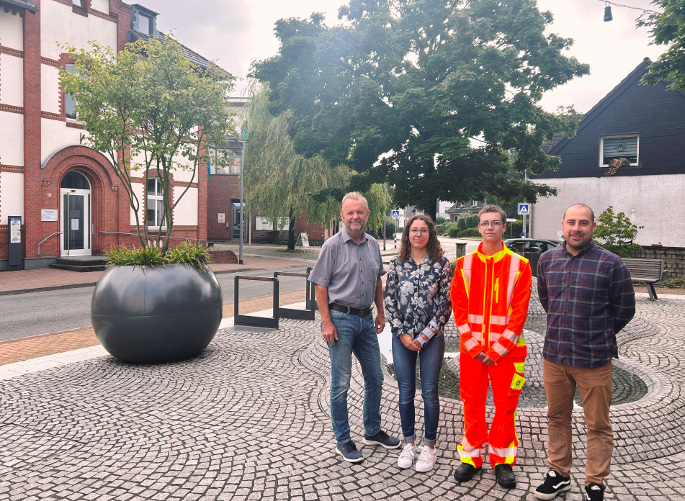 Foto v. l.: BM Thomas Ahls, Nele Terhorst, Lars Zier, stellv. Bauhofsleiter Marvin van Gemmeren