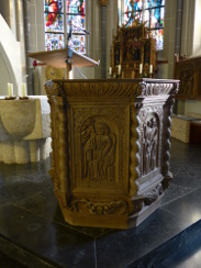 Bild vom Ambo in der Kirche St. Walburgis