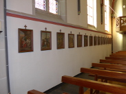 Bild von Kreuzwegstationen in der Kirche St. Walburgis