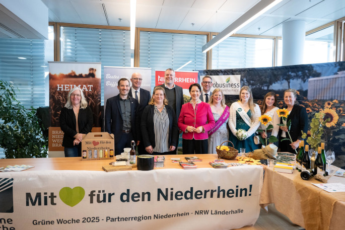 BU: Viele Akteurinnen und Akteure vom Niederrhein freuen sich gemeinsam mit NRW-Ministerin Silke Gorißen (M.) auf die Grüne Woche in Berlin. Das Foto zeigt unter anderem Christoph Gerwers, Landrat des Kreises Kleve (3.v.l.), Dr. Andreas Coenen, Landrat des Kreises Viersen (5.v.l.), und Ingo Brohl, Landrat des Kreises Wesel (5.v.r.). Für Niederrhein Tourismus war Prokuristin Nina Jörgens in Düsseldorf dabei. (4.v.l.). Außerdem zu sehen sind Vertreterinnen und Vertreter der Genussregion Niederrhein, der Stadt Straelen und von Agrobusiness Niederrhein. Foto: MLV NRW/ Mark Hermenau